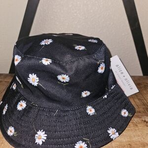 Alice + Olivia Black Daisy Print Bucket Hat